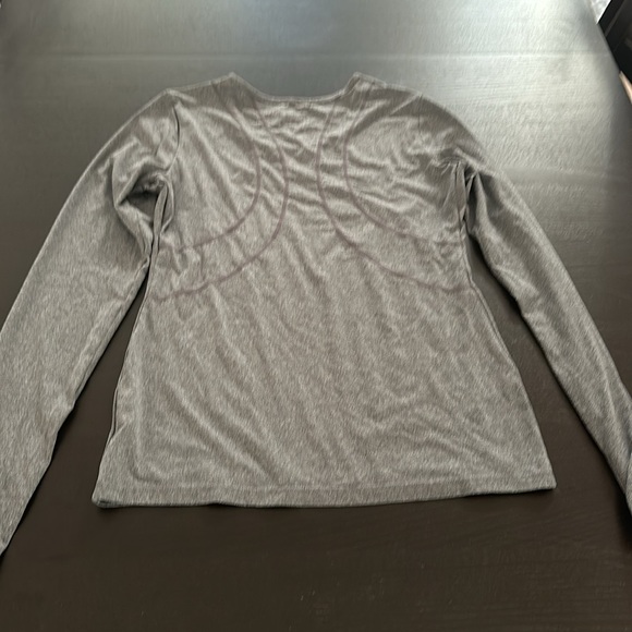 Dark gray women’s Reebok athletic long sleeve size small fits like a medium. - Picture 3 of 3